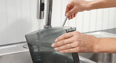 How Do I Clean A Coffee Machines Water Reservoir?